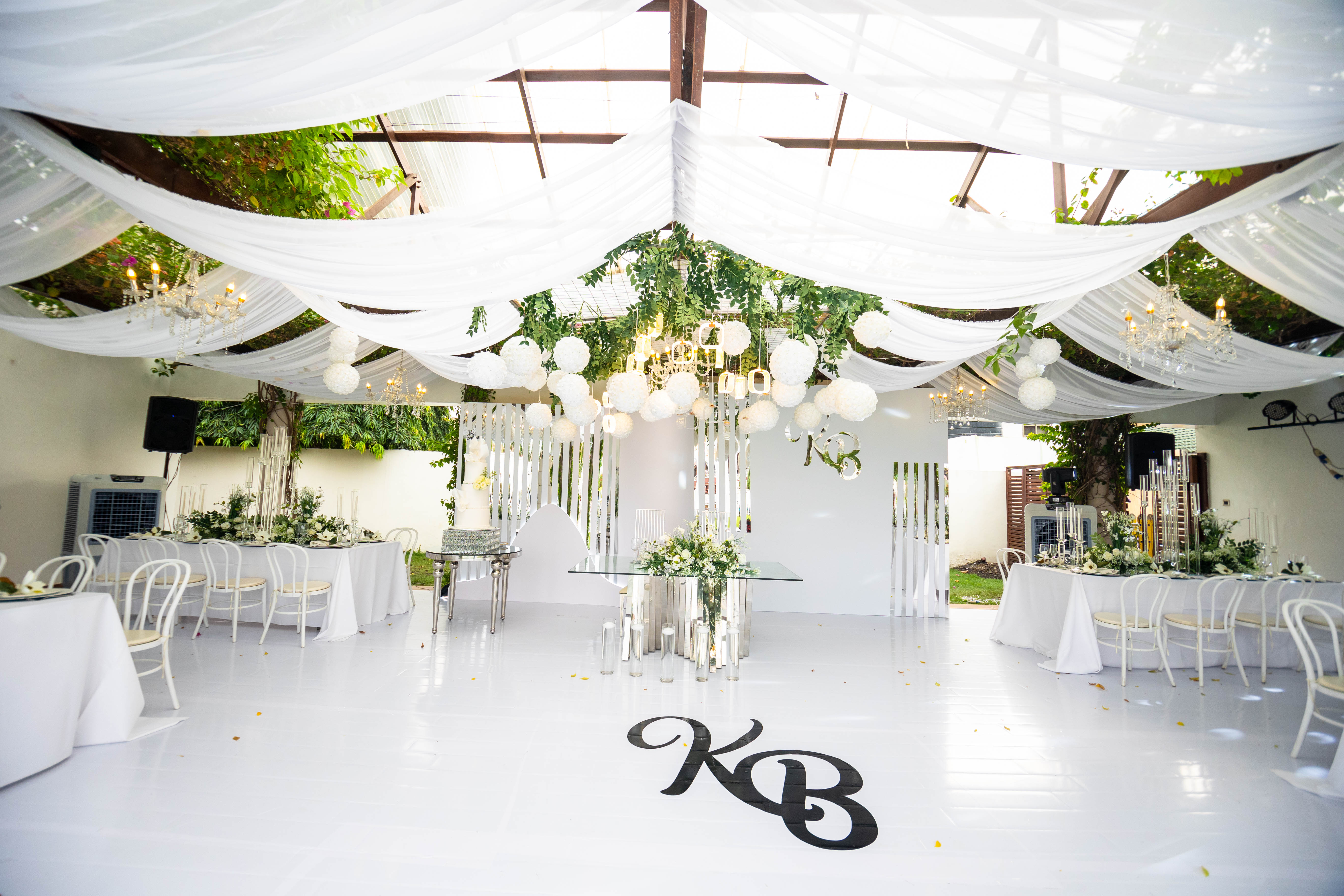 Wedding 01 main decor image capturing the full wedding table setting with ornate details.